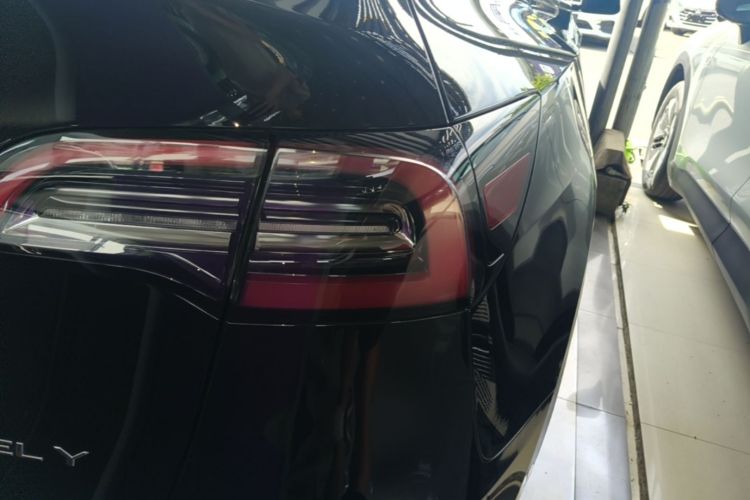 Tesla Model Y 2023 immagine di auto #8