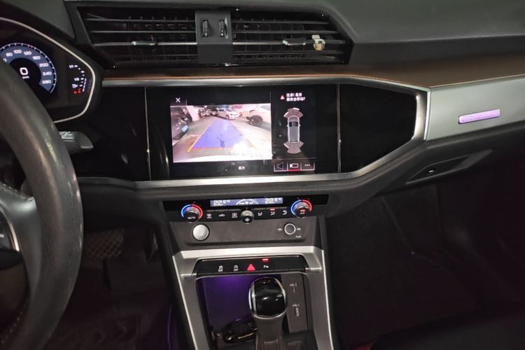 Audi Q3 2020 car image #13