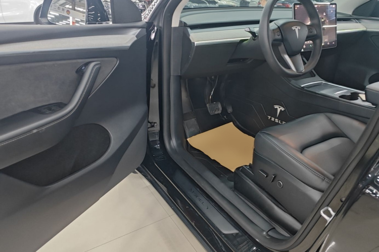 Tesla Model Y 2023 immagine di auto #16