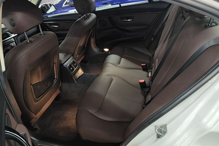 BMW 3 Series 2018 car image #17