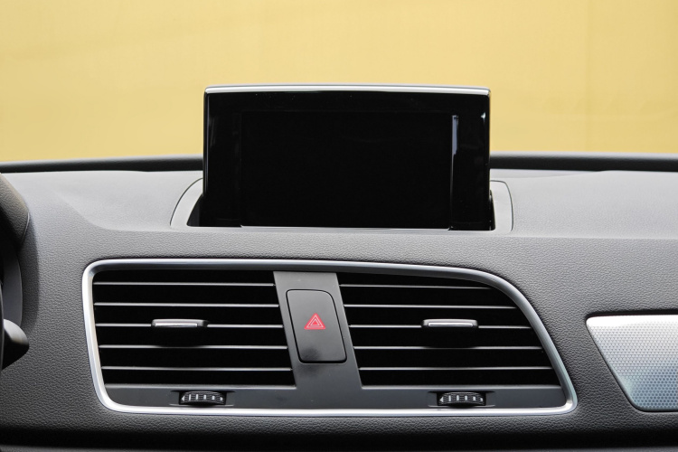 Audi Q3 2016 car image #23