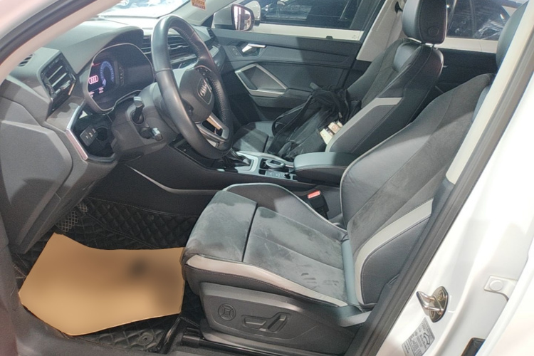 Audi Q3 2021 car image #15
