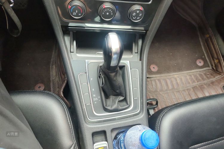 Volkswagen Golf 2018 car image #16