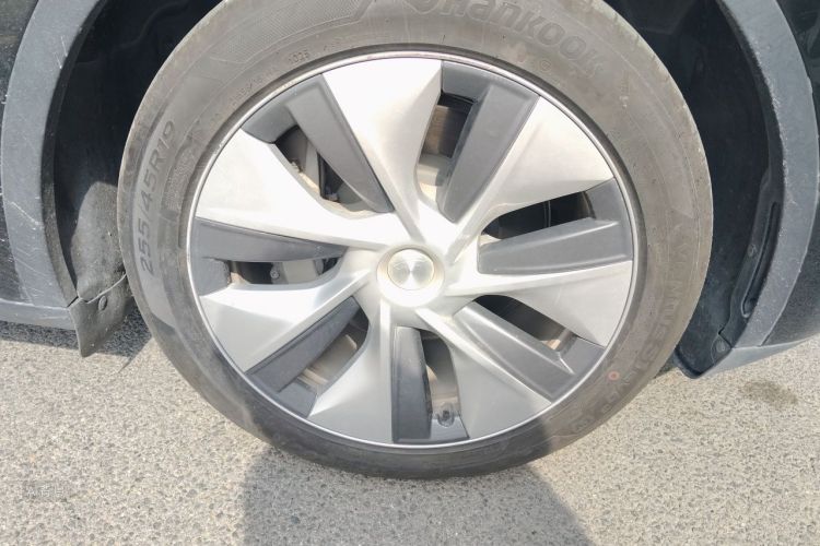 Tesla Model Y 2023 car image #9