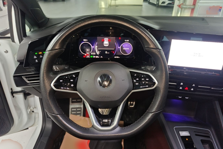 Volkswagen Golf 2023 car image #11