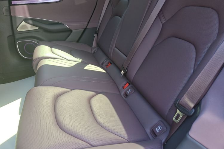 MI SU7 2025 immagine di auto #13