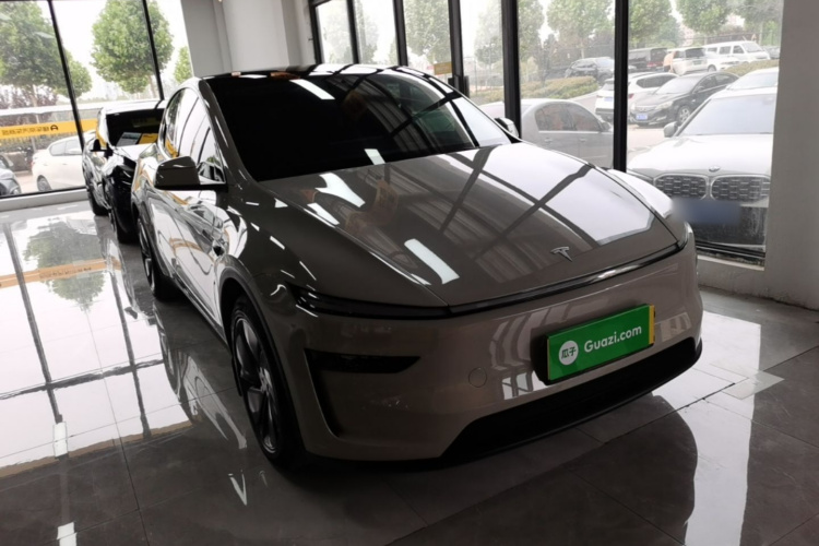 Tesla Model Y 2025 #4 Tesla Model Y 2025 immagine di auto #4