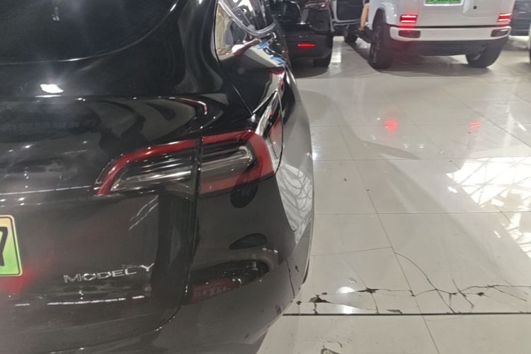 Tesla Model Y 2023 car image #8