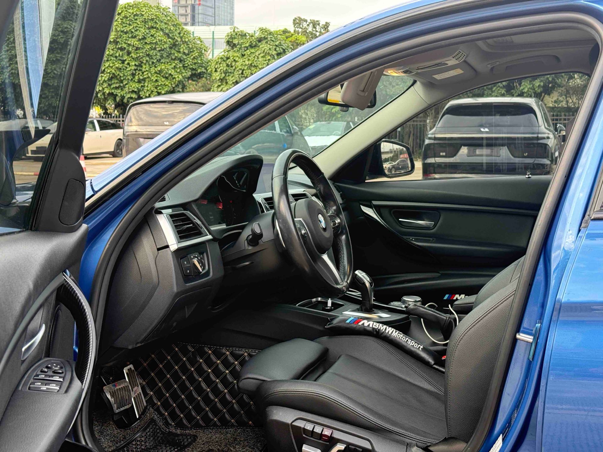 BMW 3 Series 2018 car image #8