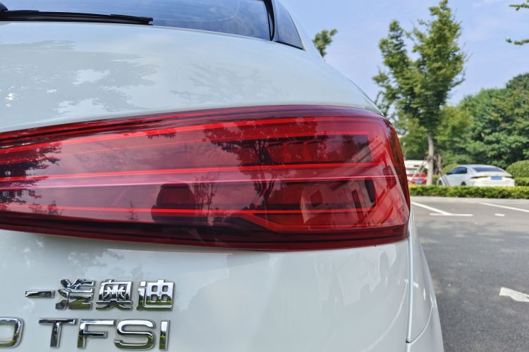 Audi Q3 2018 car image #12