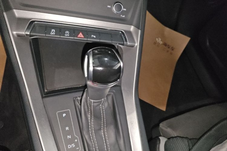 Audi Q3 2019 car image #14