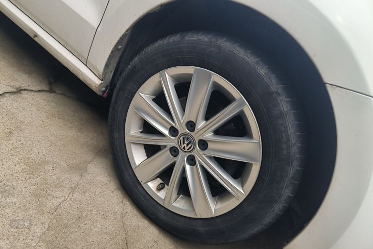 Volkswagen Polo 2015 car image #9