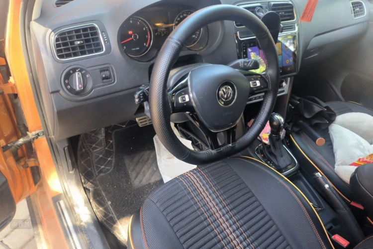 Volkswagen Polo 2015 car image #11