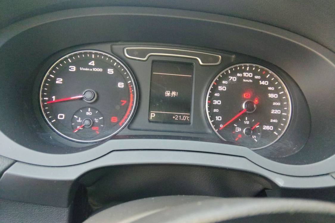 Audi Q3 2015 car image #25