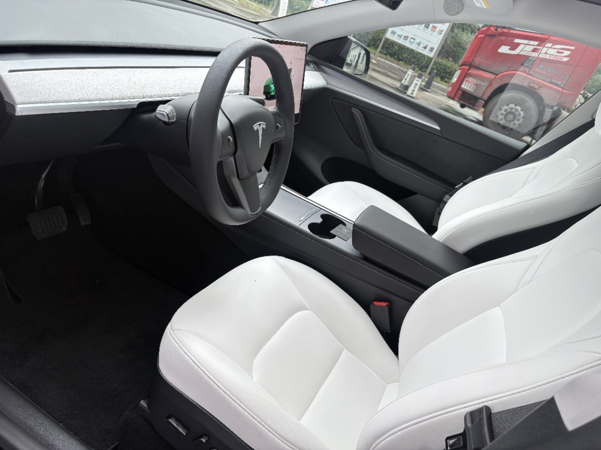 Tesla Model Y 2023 car image #4