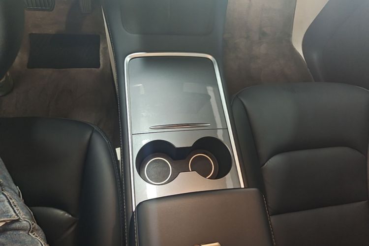 Tesla Model Y 2024 car image #14