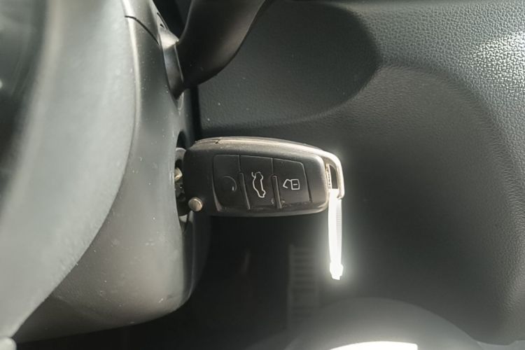 Audi Q3 2016 car image #14