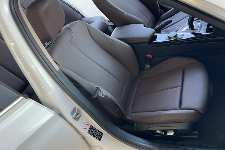 BMW 3 Series 2018 immagine di auto #14