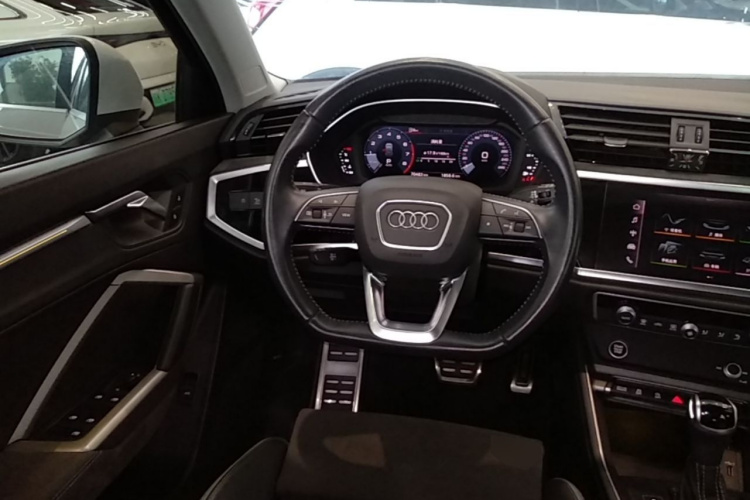 Audi Q3 2021 car image #11