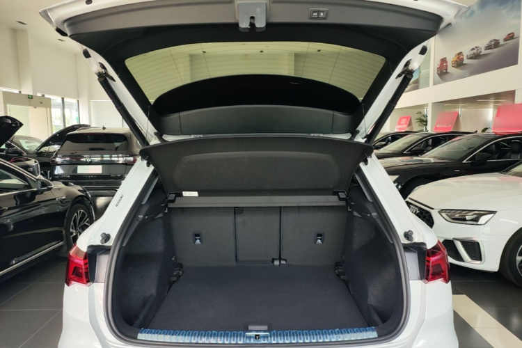 Audi Q3 2023 car image #19