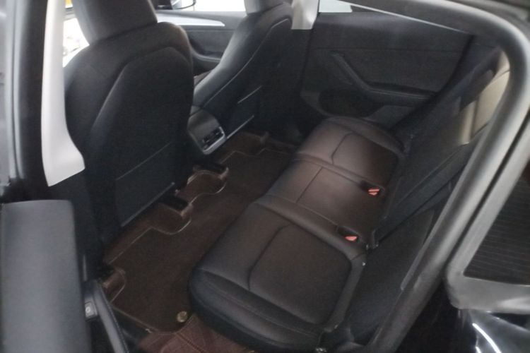 Tesla Model Y 2023 car image #17
