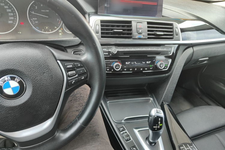 BMW 3 Series 2019 car image #10