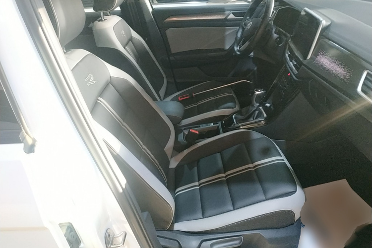 Volkswagen T-Roc 2023 car image #24