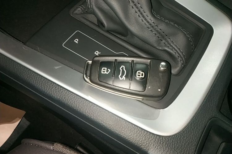 Audi Q3 2021 car image #9