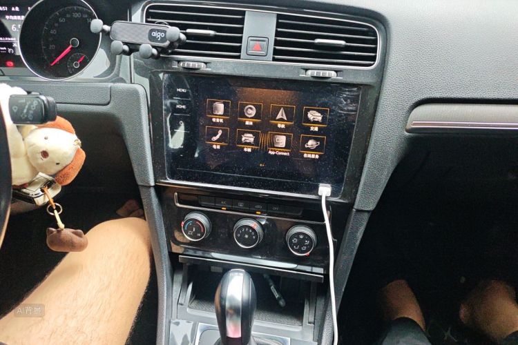 Volkswagen Golf 2020 car image #15
