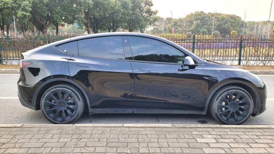 Tesla Model Y 2021 car image #17