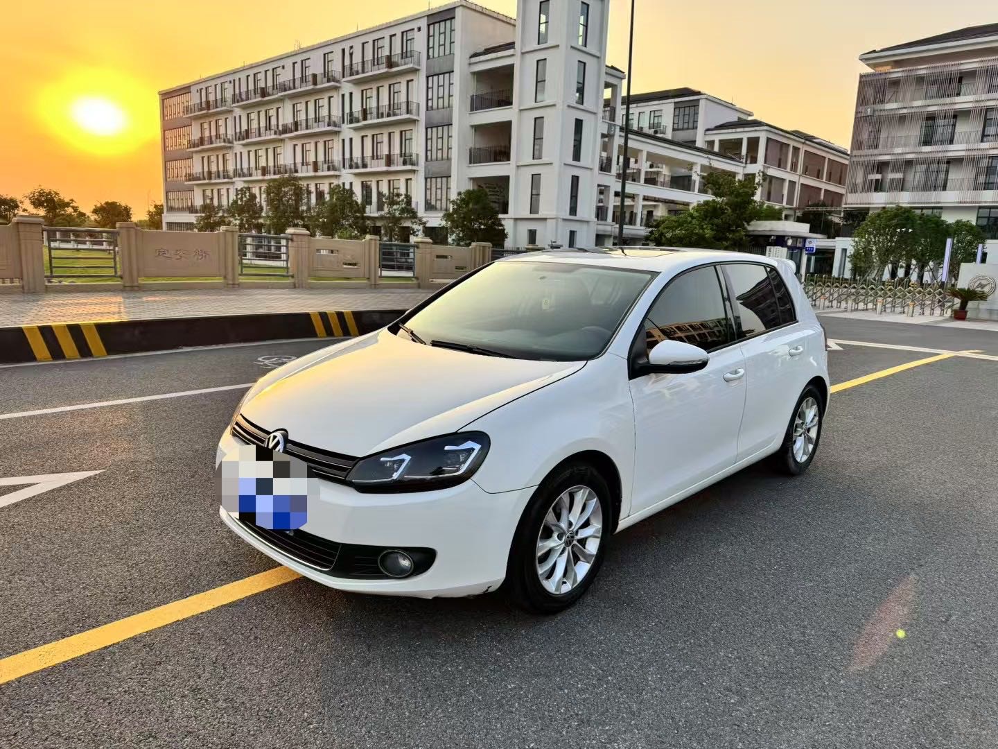 Volkswagen Golf 2012 car image 