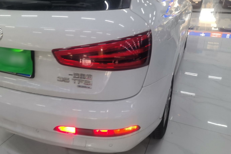 Audi Q3 2016 car image #8