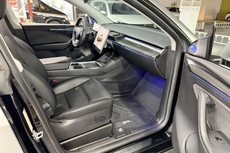 Tesla Model Y 2023 immagine di auto #9