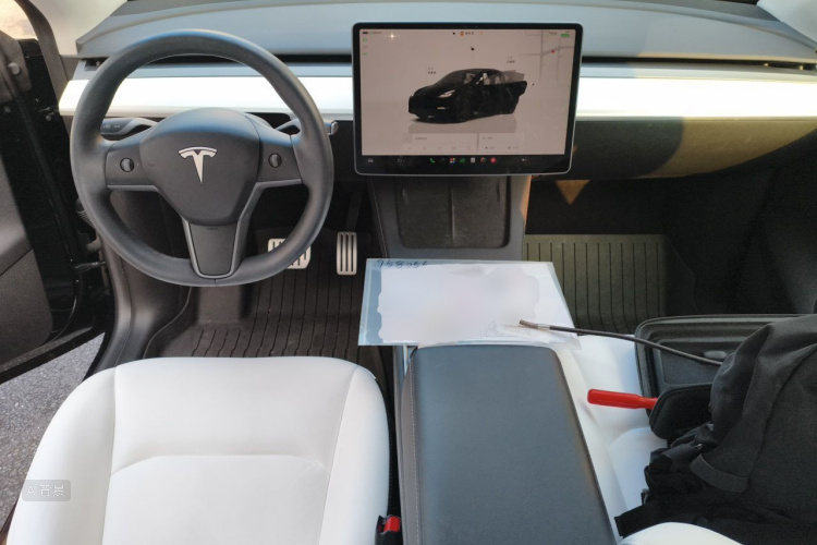 Tesla Model Y 2023 car image #11