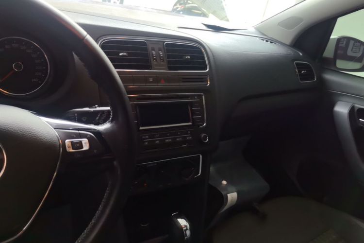 Volkswagen Polo 2016 car image #13