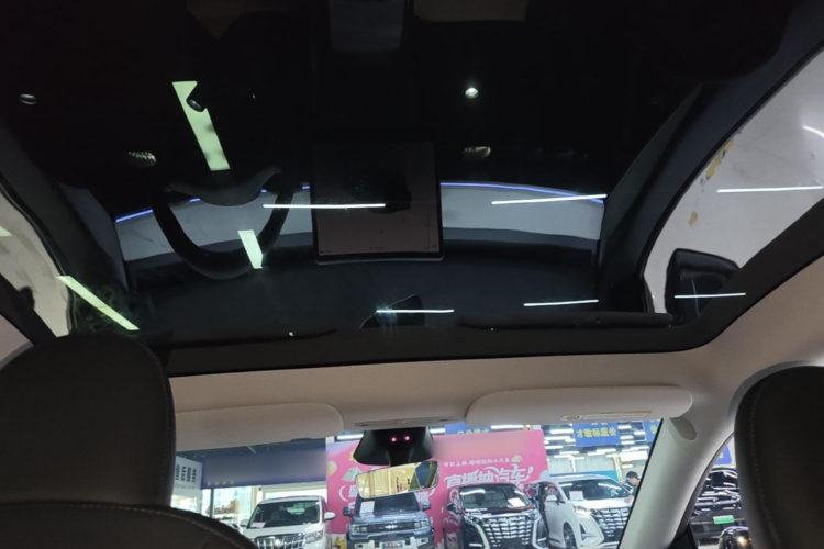 Tesla Model Y 2025 car image #20