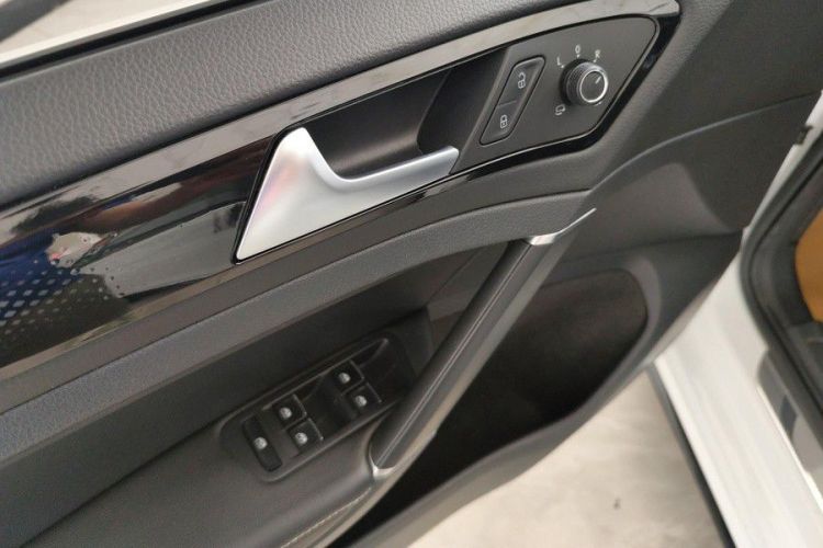 Volkswagen Golf 2020 car image #19