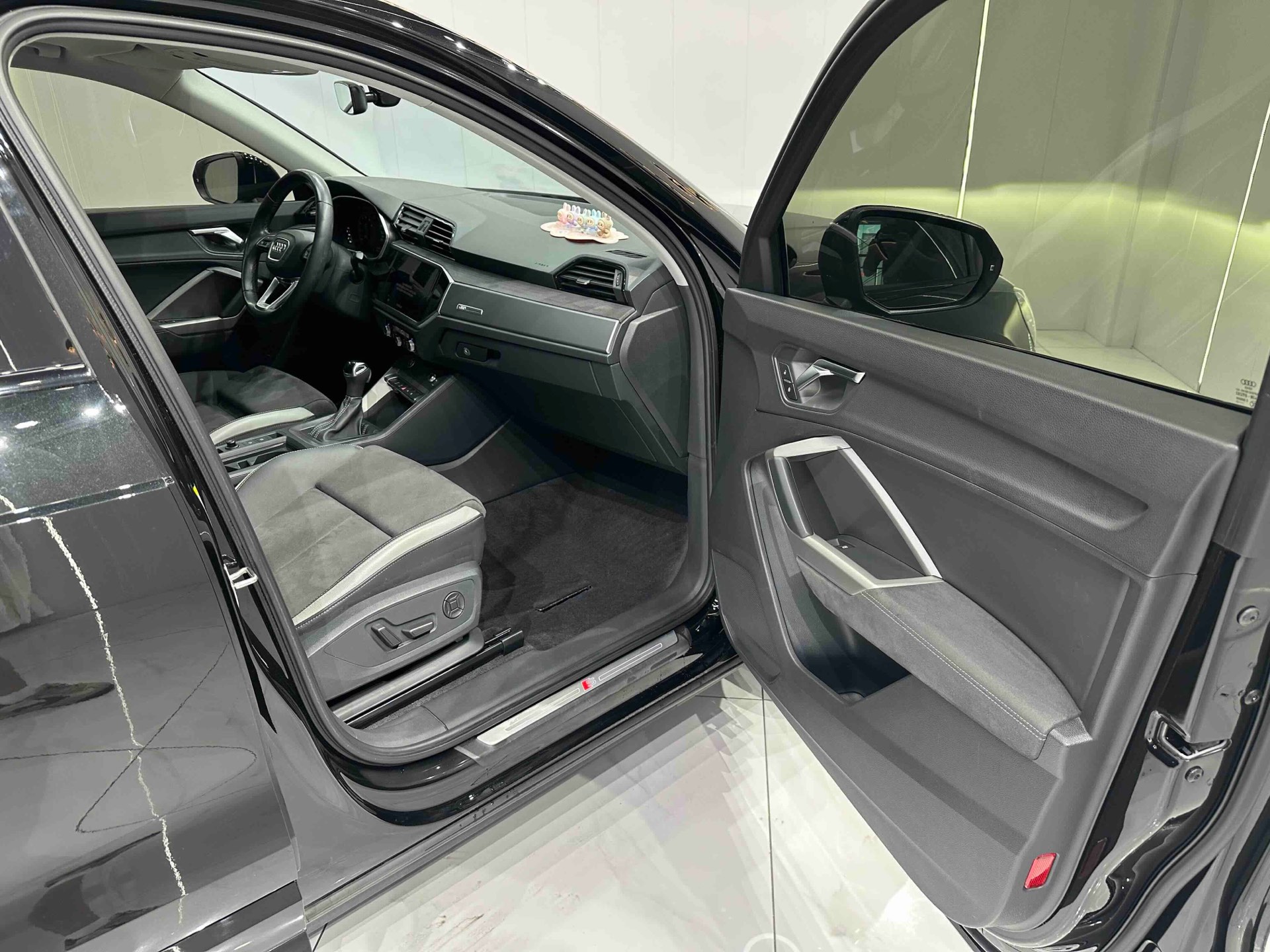 Audi Q3 2023 car image #17