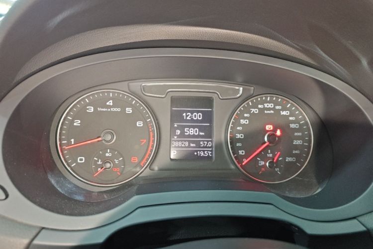Audi Q3 2017 car image #15