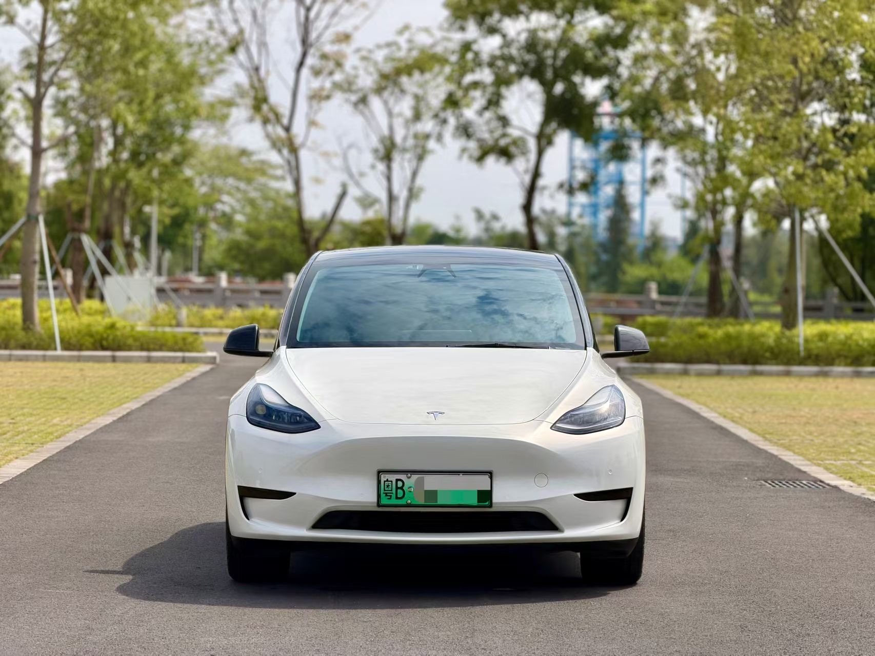 Tesla Model Y 2023 car image #2