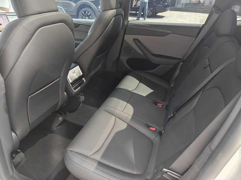 Tesla Model Y 2026 #10 Tesla Model Y 2026 car image #10
