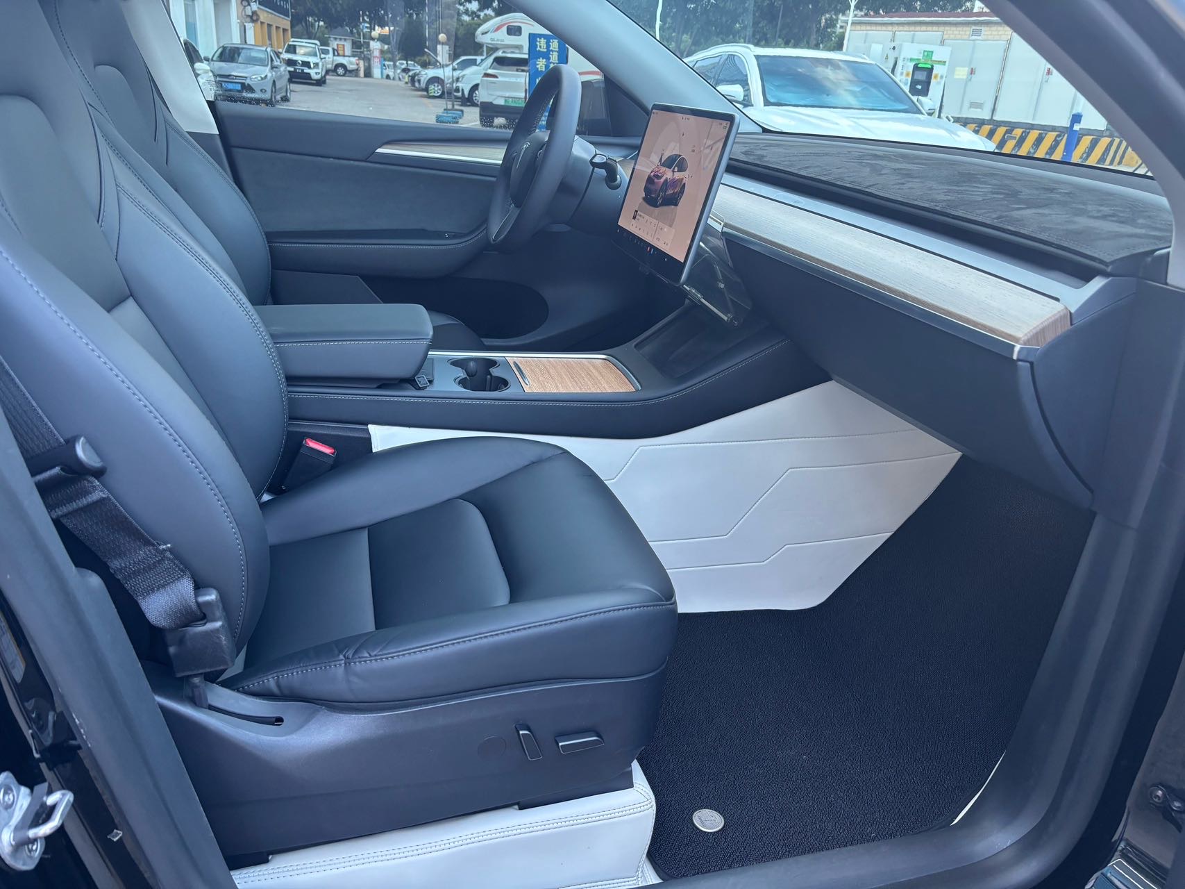 Tesla Model Y 2023 car image #5