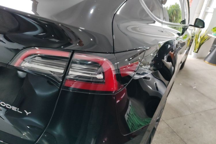 Tesla Model Y 2023 car image #8