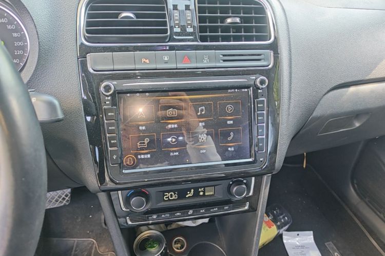 Volkswagen Polo 2015 car image #13