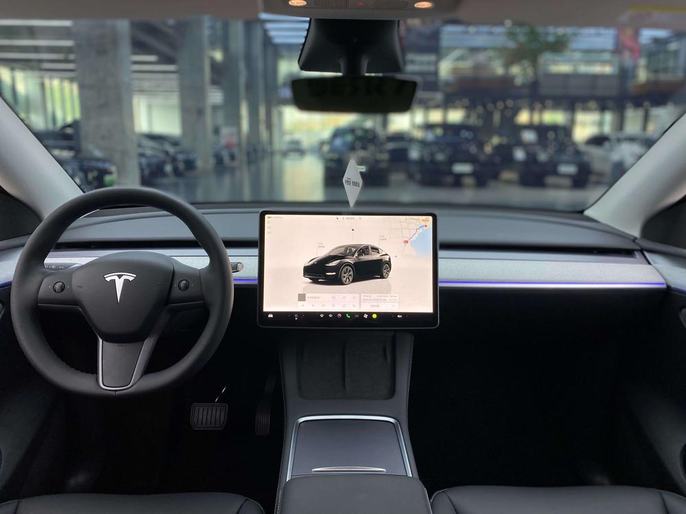 Tesla Model Y 2024 car image #24