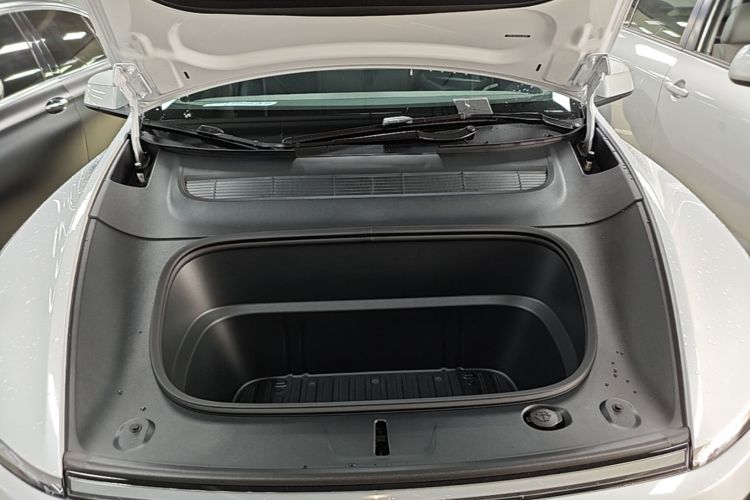 Tesla Model Y 2026 immagine di auto #20