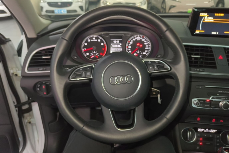 Audi Q3 2017 car image #11