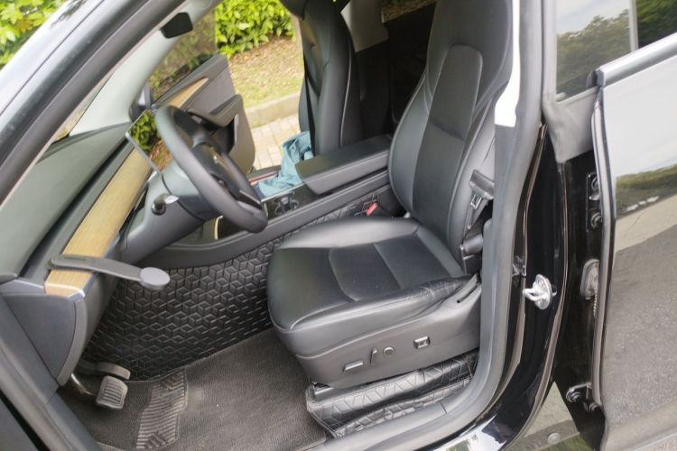Tesla Model Y 2022 car image #16