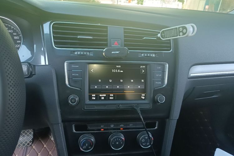 Volkswagen Golf 2017 car image #13