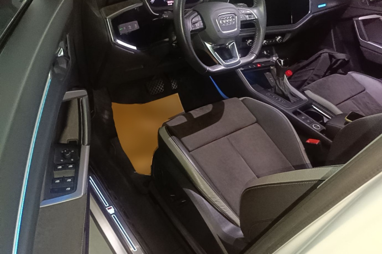 Audi Q3 2019 car image #16